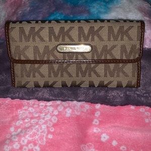 Adorable Michael Kors Signature Wallet